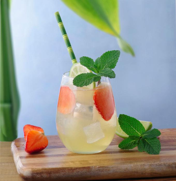 cocktail cachaça, sirop de fleur de sureau, limonade, fraises